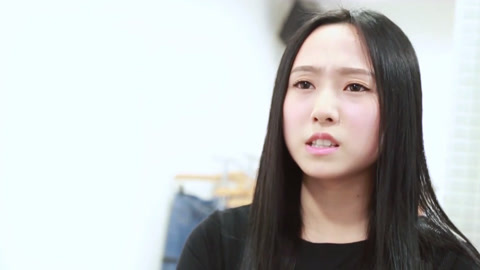 美少女图鉴 俏皮女孩穿衣不穿裤？