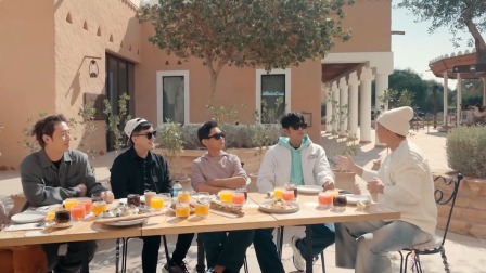 周杰伦带队打卡沙特阿拉伯集市，遇慷慨摊主收获颇丰