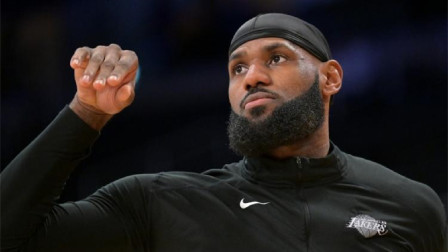 NBA热辣资讯 壕！詹姆斯成为NBA第一个身价达到10亿美元的现役球员