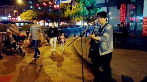 唱罢吹灯 民间歌手街头挑战王菲经典