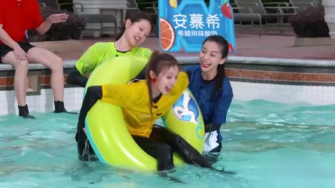 跑男团给黄旭熙买新衣 郑恺演绎“自投罗网”