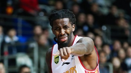CBA 18/19赛季 上海VS深圳第三节：伯顿神级压哨抛投，三节上海70-79落后9分