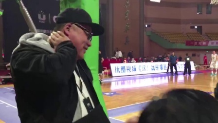 华中师大吴何赛传球时，不慎将球打在摄影师脸上