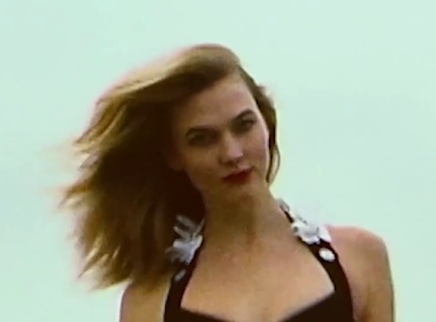 VOGUEfilm KarlieKloss彰显独特时髦态度