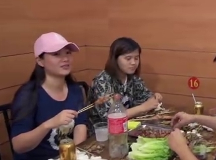 二更视频 小店除了有烤五花还有八卦