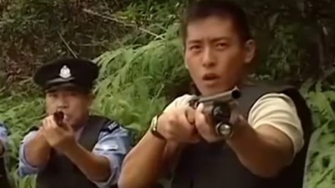 鸡蛋碰石头 吕颂贤携众警察来踢馆