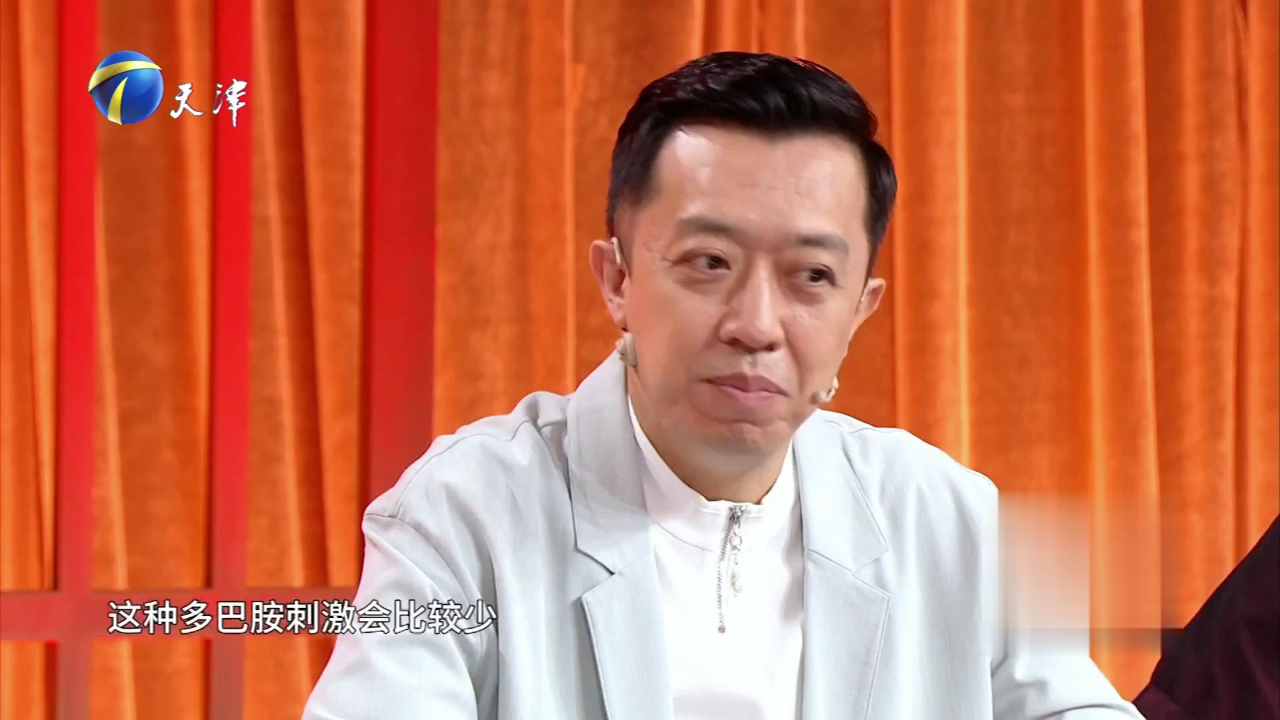 群英会 刘钇彤跨界说相声——一捧一逗配合默契  贴近生活生动形象