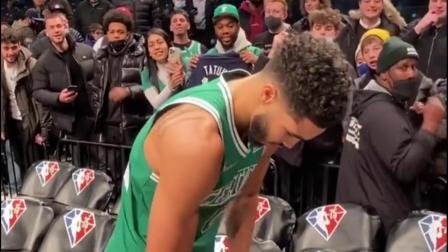NBA热辣资讯 塔图姆赛后将比赛战靴送给小球迷！这样的偶像你爱了啊？