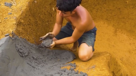 荒野兄弟户外探险，森林挖建地下泳池，游泳跳水两不误