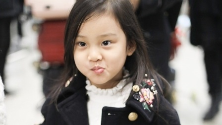 表情帝重出江湖 甜馨歪嘴舔手小动作不断 171231