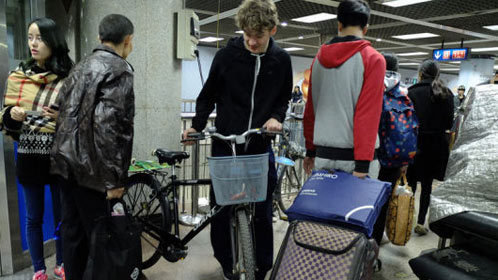 语众不同 老外骑自行车闯地铁安检 男子ATM机用假币换真钞