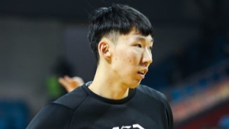 周琦休赛期打卡训练场！手感炸裂空位三分弹无虚发