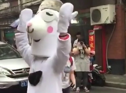 全民路透社 张艺兴穿小马服路边尬舞