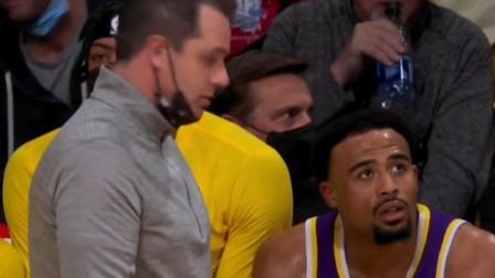 NBA热辣资讯 沃格尔看不下去塔克的表现面对面一顿说！球迷：塔克咱还是走吧！