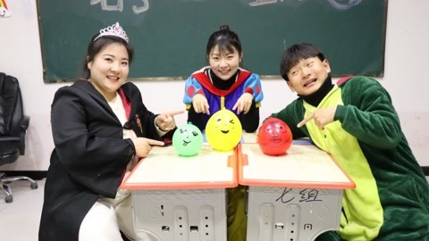 美女家务事 气球玩出新花样，小晴用弹力球做出不倒翁，画上图案超级可爱