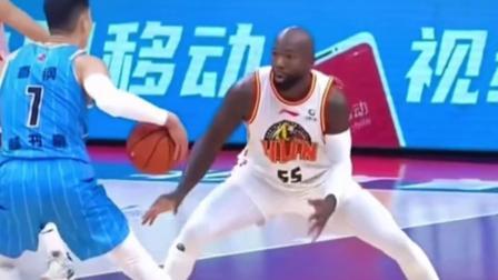 CBA热辣资讯 林书豪持球单打琼斯压哨命中！林书豪：听说你是CBA最强外援？