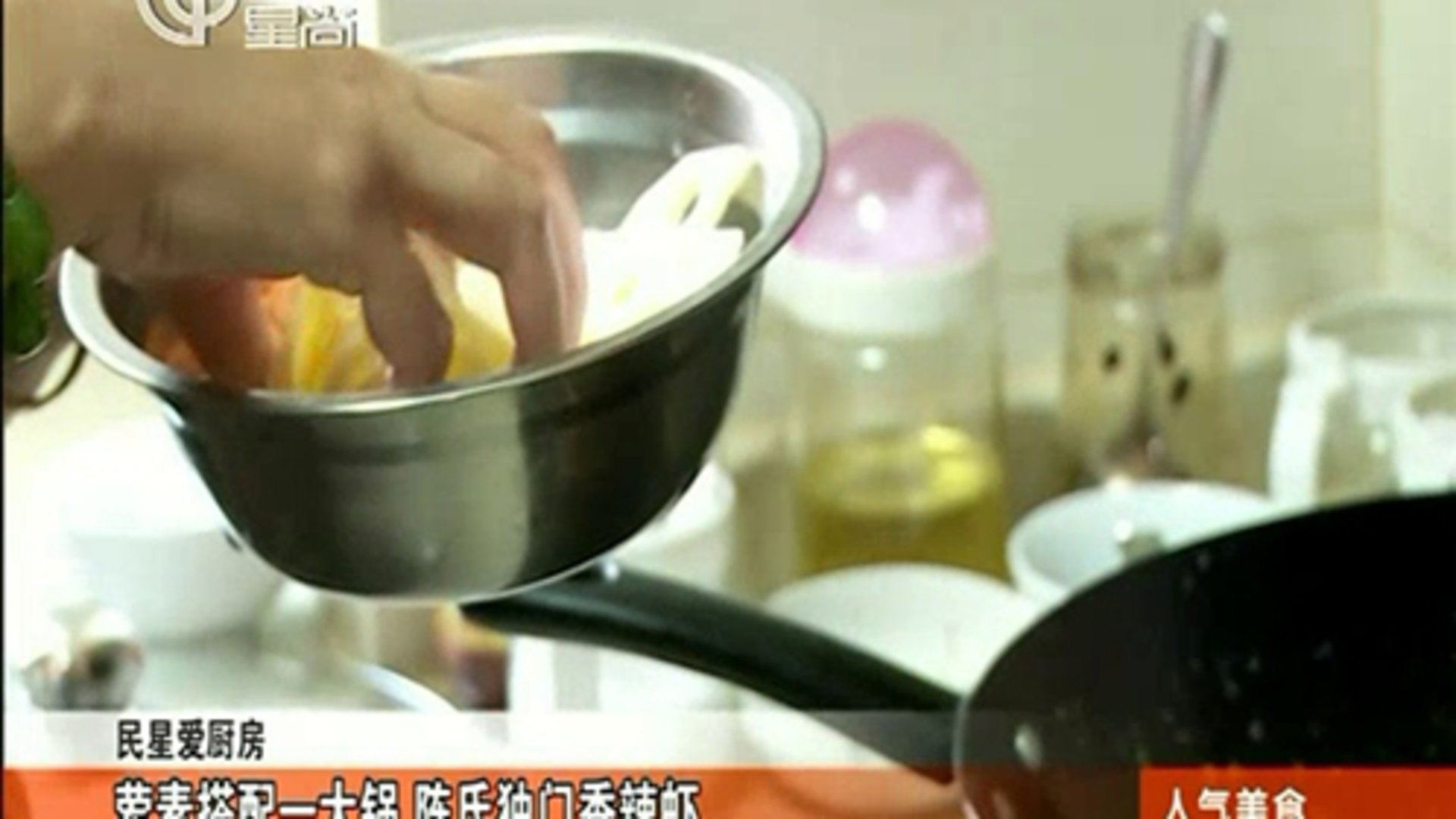 人气美食 吃前要解冻？这个月饼口味有点重！