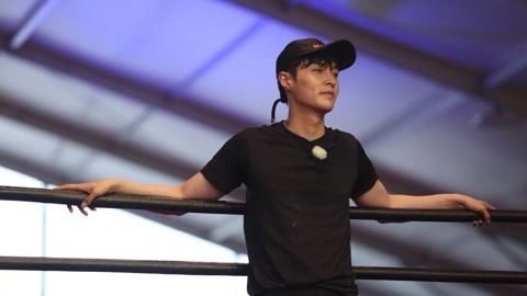 小绵羊变身大灰狼 张艺兴黄渤拳击PK