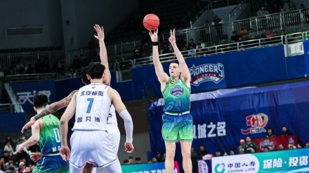 2024-2025赛季CBA战况 CBA-曾凡博22+8陈盈骏20+6 北京胜天津锁定前4