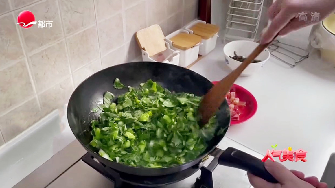 人气美食 宅家自制腊味菜饭 撒上芹菜香喷喷