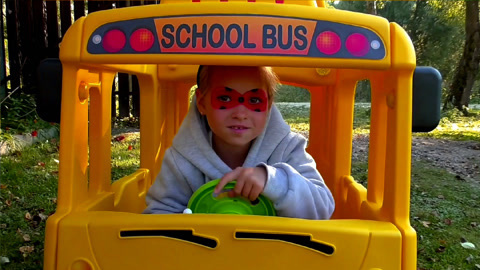 校车拯救了雨中的苏菲亚