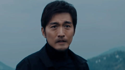 山峰看准时机扑倒了谢希伟