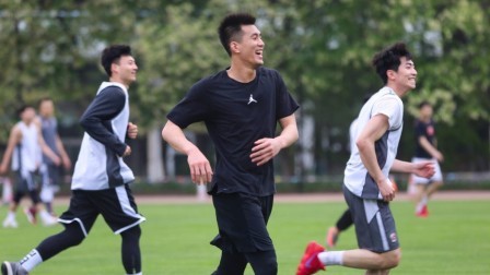 郭艾伦踢足球什么样？“坐”踢型前锋上线