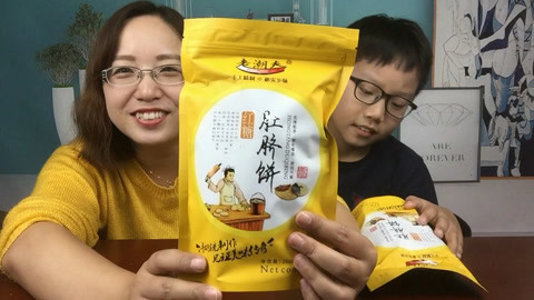 梁小轩和轩妈试吃各种美食 试吃长的像肚脐的糕点
