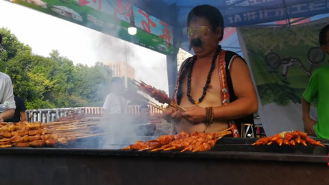 唱罢吹灯 笑翻了，美食广场大叔烤串疯狂飙舞
