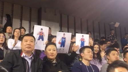 人气爆表！张宁粉丝高举海报为其加油助威