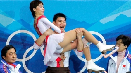 花滑名将张昊退役，五战冬奥最佳成绩摘银，曾因女伴摔伤引争议