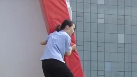 高颜值小姐姐大长腿助力闯关超轻松，小伙子登顶高台却与大奖无缘