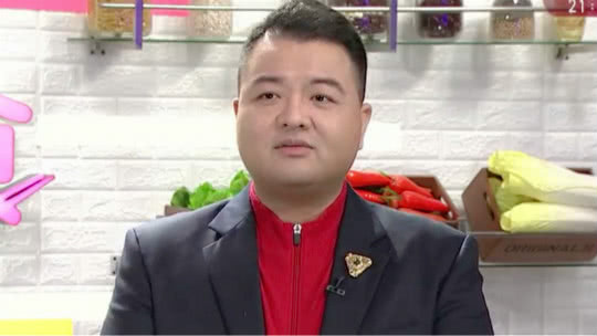 人气美食 20平米菜场小店全年无休 四兄弟齐心协力专做爆鱼
