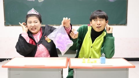 小晴捡到神奇的粘土，捏一下就会发出尖叫声，原来是小粉猪在搞鬼