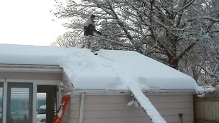 外国人真会玩，滑雪都滑到房顶了