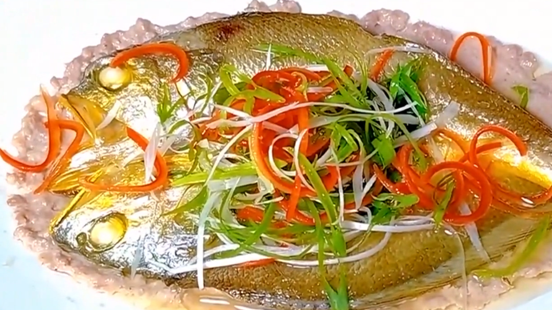 人气美食 醉香蒸黄鱼 料汁加白酒更香