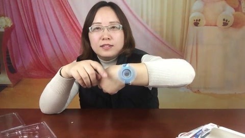 轩妈试吃各种美食 试玩有趣的“陀螺手表”