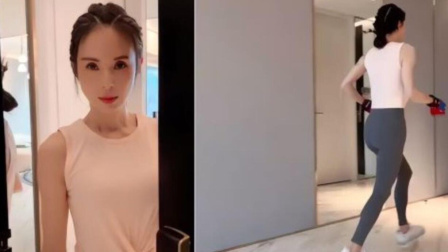 体育show 李若彤家中健身举哑铃 装扮年轻时尚元气满满