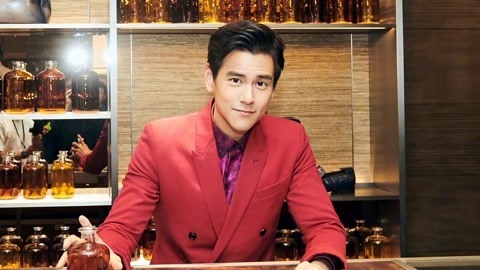 彭于晏红色西装精致有型