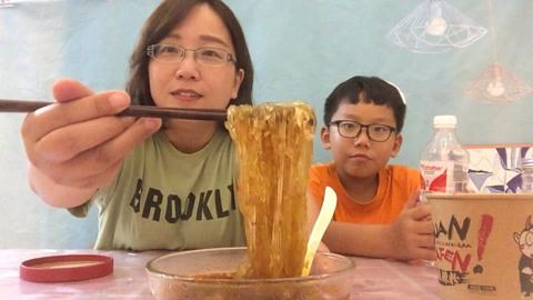 梁小轩和轩妈试吃各种美食 试吃食族人酸辣粉