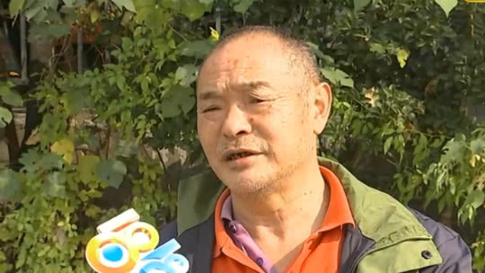 1818黄金眼 伪音处理变“女友” 网吧坐着黑衣男