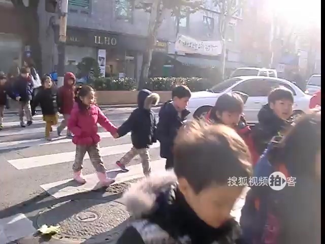 韩国之旅 【拍客】韩国之旅：首尔街头可爱小朋友