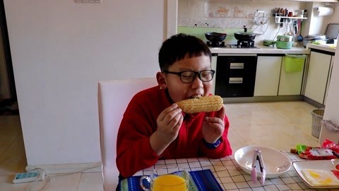 梁小轩和轩妈试吃各种美食 小轩的早点铺开业了