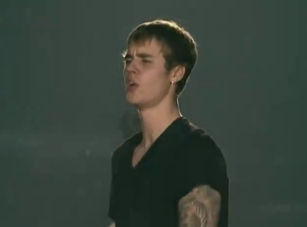 贾斯汀·比伯震撼大合唱引粉丝泪目