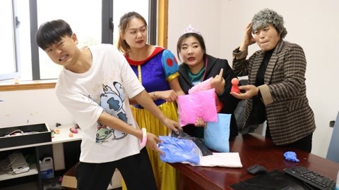 老师没收学生的粘土，小晴用年龄粘土把老师变成老太太，太逗了