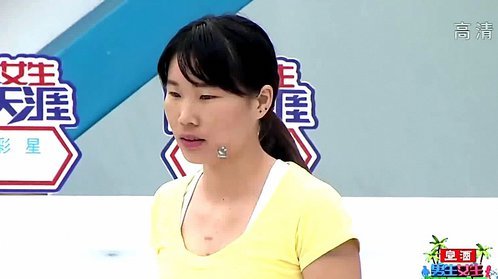 男生女生向前冲 暴雨天选手连连失误落水