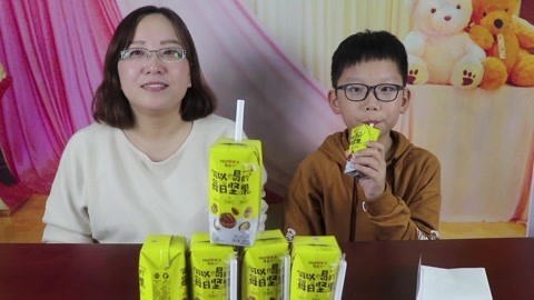 梁小轩和轩妈试吃各种美食 试吃可以喝的每日坚果
