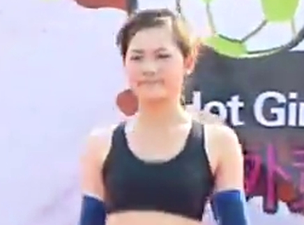 快乐美美向前冲 美女“斗士”泥浆中拼性感