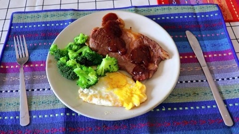 梁小轩和轩妈试吃各种美食 在家煎牛排，也很美味哦