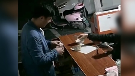 @所有人 女子“鬼手换钞”遇上帮忙看店辅警：别走，我正好抓你